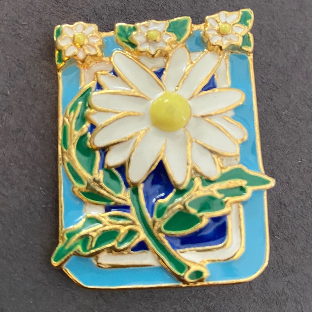 Vintage Womens Enamel Paint White Blue Daisy Gold Tone Floral Costume Brooch Pin